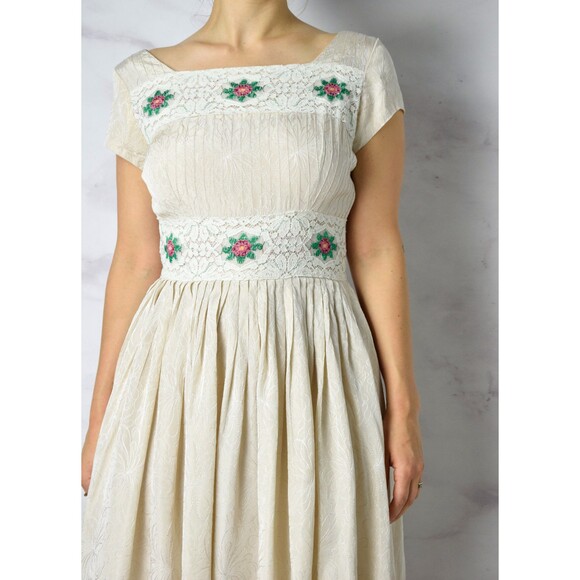 1950s Embroidered Dress Size Small 50s Cocktail Dress Floral Embroidery Lace - Picture 9 of 10